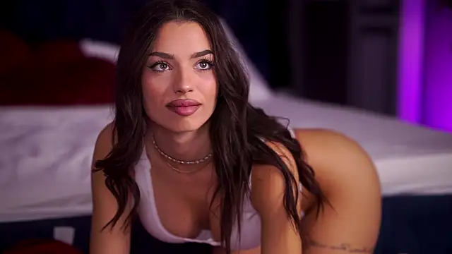 LalaRoze online show from November 21, 8:00 pm