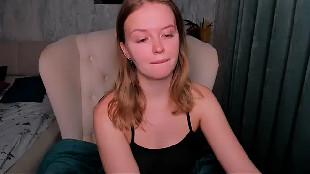 LaurennHill online show from October 25, 12:18 am