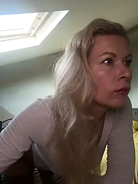 Julia Giulia online show from October 25, 4:53 am