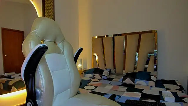 Elowen Clark online show from February 4, 7:50 pm