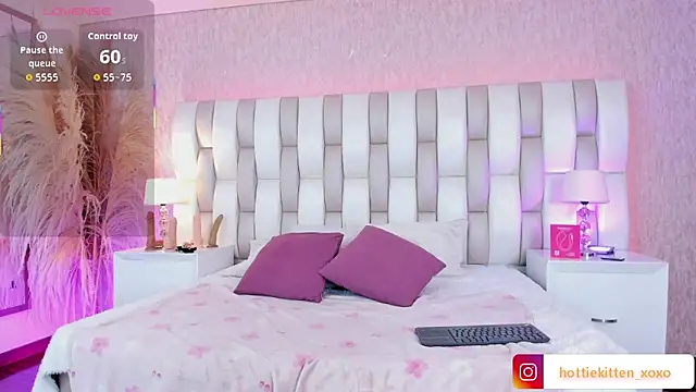 Viollet xoxo online show from February 17, 8:08 pm