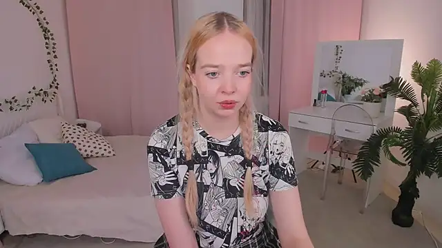 Snapshot of BellaMontgomery chatting on October 11, 9:28 pm BellaMontgomery online show from October 11, 9:28 pm