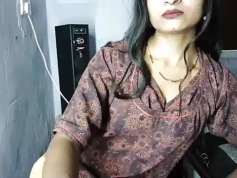 ROSE GOLDE online show from June 8, 12:50 pm