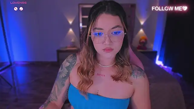 lunaarose online show from December 5, 3:28 am