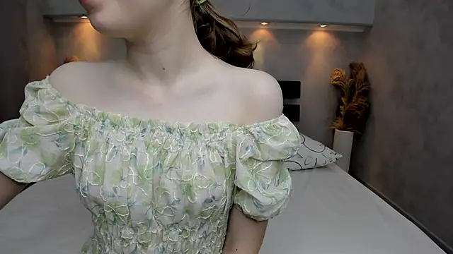 Camilla Kelly online show from November 16, 1:40 am