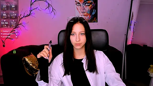 lau ra queen online show from December 15, 8:14 pm