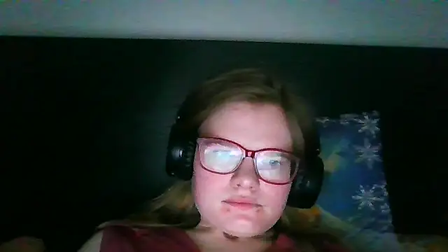 Snapshot of Moonolighta chatting on October 8, 3:27 pm Moonolighta online show from October 8, 3:27 pm