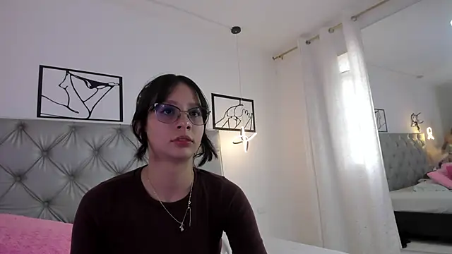 Naughty Couple83 online show from April 13, 6:20 pm