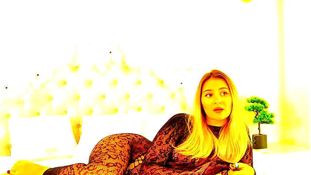 Snapshot of BlondeAnnia_ chatting on October 18, 10:11 pm BlondeAnnia online show from October 18, 10:11 pm
