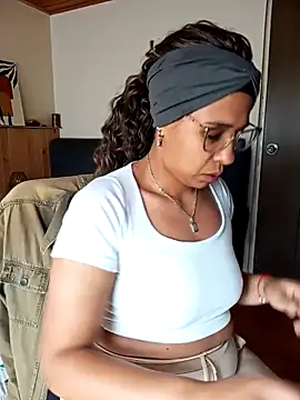 IVONNE COLLINS33 online show from November 26, 4:30 pm