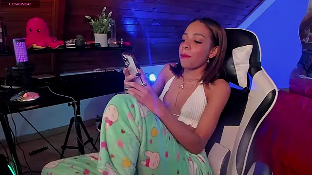 yumi hanna online show from December 15, 3:45 am