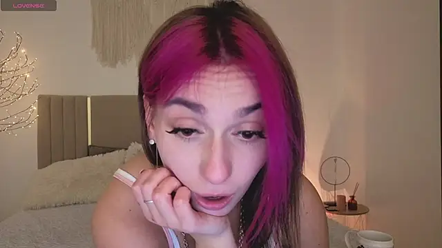 Little mia   online show from April 5, 9:36 pm