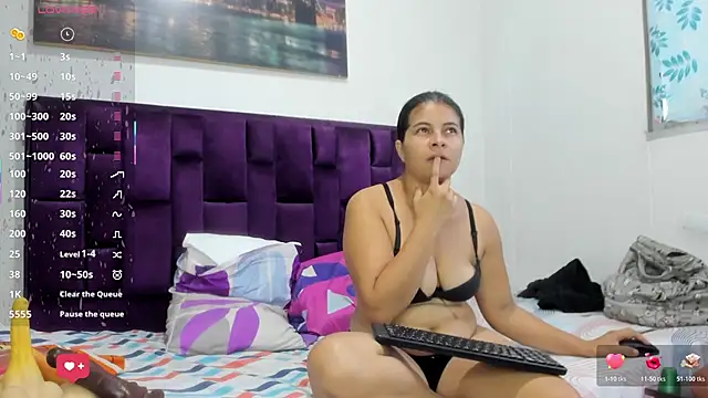 Alicia Whitee online show from May 23, 10:57 am