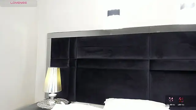 CarolineLee  online show from April 7, 10:34 pm