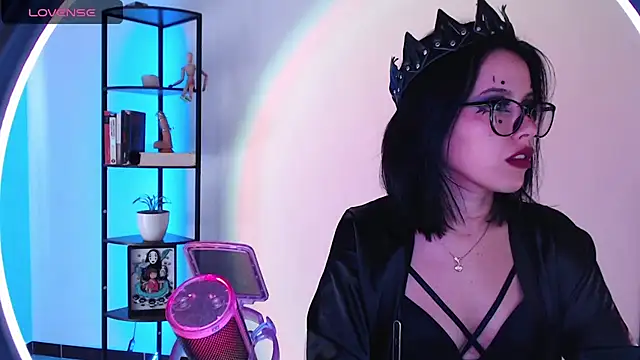 girldom online show from October 14, 4:31 pm