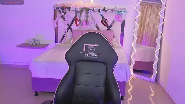 ZURY TAY online show from October 16, 11:35 am