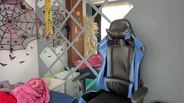 hannah lover online show from November 4, 7:19 pm