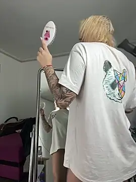 MiaKiittyy online show from December 15, 1:44 am