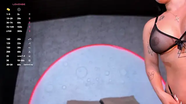 ReinaChloe online show from March 27, 5:13 pm