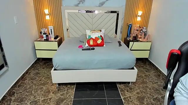 KAROLLJONES1 online show from December 1, 7:27 pm