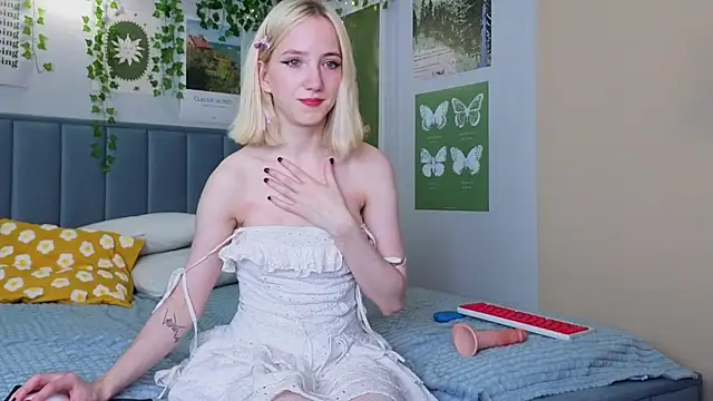 Snapshot of EmmaNovak chatting on October 5, 1:05 pm EmmaNovak online show from October 5, 1:05 pm