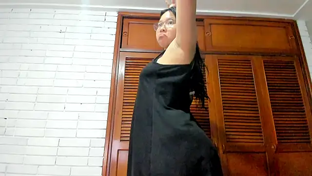 Naia Stant online show from November 6, 12:05 am