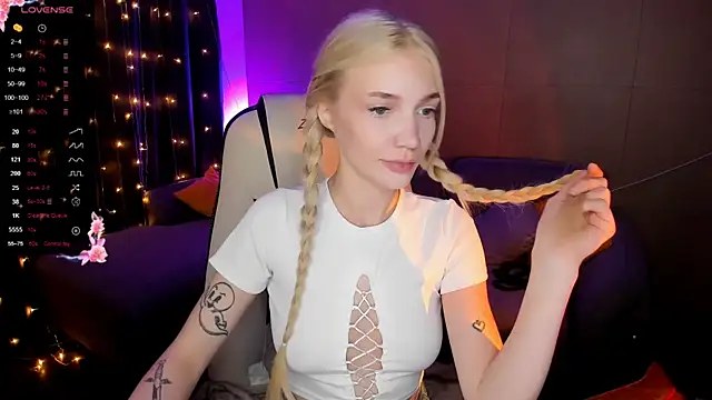 Snapshot of AnyaTaylor_ chatting on October 13, 2:58 am AnyaTaylor online show from October 13, 2:58 am