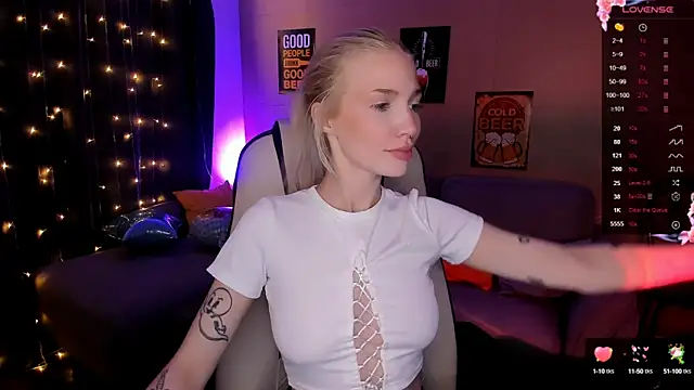 Snapshot of AnyaTaylor_ chatting on September 30, 2:50 am AnyaTaylor online show from September 30, 2:50 am