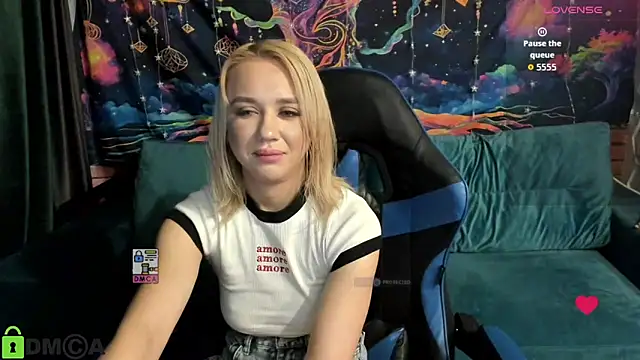 CrystalGirl99 online show from March 30, 8:47 am