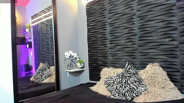 lu styles  online show from September 15, 8:22 am