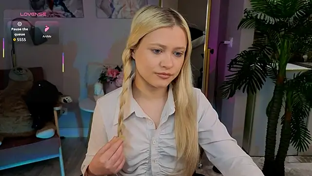 Snapshot of Millie_Vanillies chatting on October 19, 1:35 pm Millie Vanillies online show from October 19, 1:35 pm