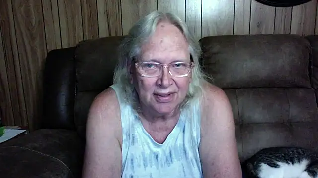 Snapshot of OldLadySara chatting on September 18, 11:14 pm OldLadySara online show from September 18, 11:14 pm