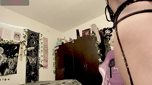 GothKitten666 online show from May 31, 9:38 pm