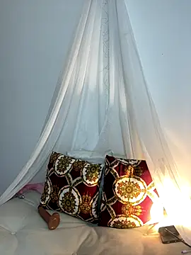 Amyraa  online show from October 11, 2:20 pm