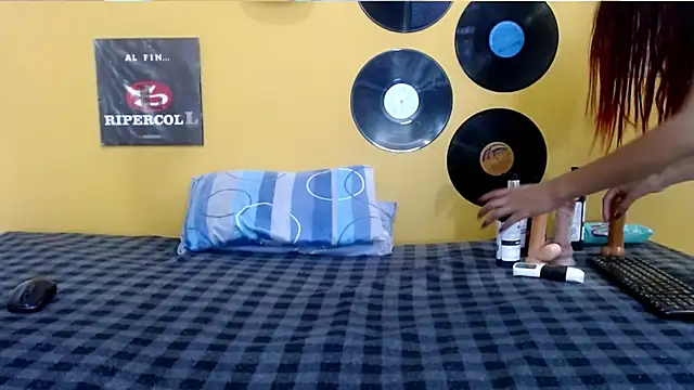 skinnyverus18 online show from April 20, 7:39 pm