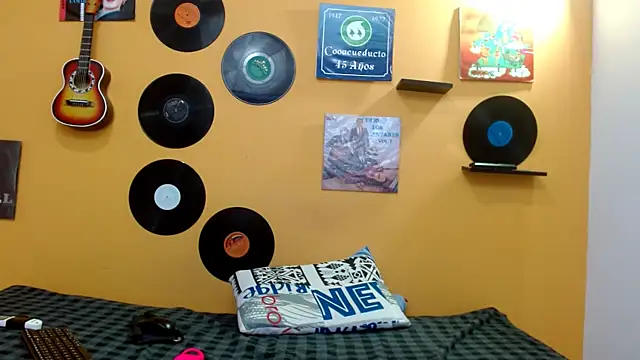 skinnyverus18 online show from November 14, 7:36 pm