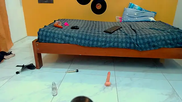 skinnyverus18 online show from February 13, 7:37 pm