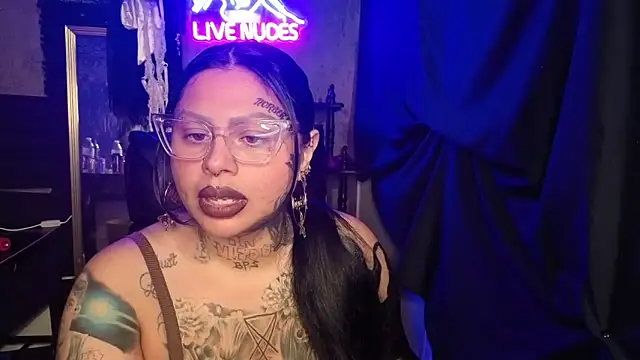 chicanachic13 online show from February 8, 8:07 am