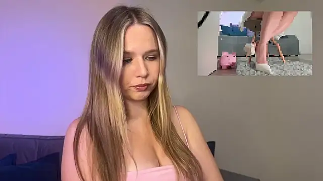 Snapshot of GoddessRoss chatting on October 13, 5:59 pm GoddessRoss online show from October 13, 5:59 pm