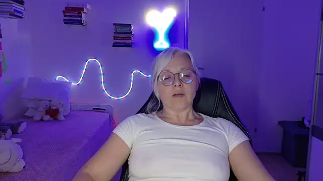 Linsy Kim online show from April 17, 10:01 pm