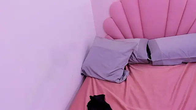 mia yeager online show from September 26, 5:27 am