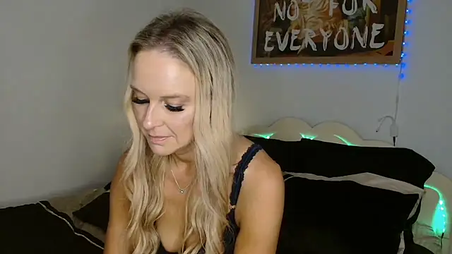 imyourgoodgirl69 online show from March 7, 1:07 pm