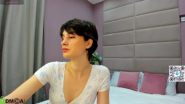 Snapshot of Adeline_Perle chatting on October 3, 2:05 am Adeline Perle online show from October 3, 2:05 am