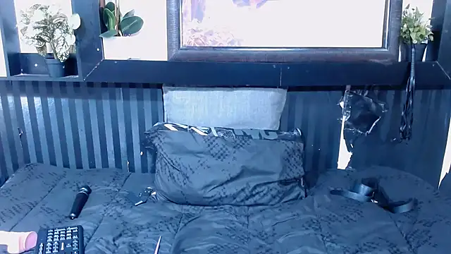 DarkQueen25x online show from October 24, 1:45 am