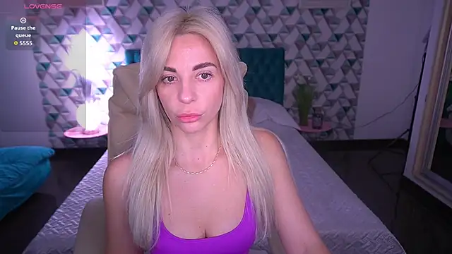 BellaRayyy online show from April 1, 12:50 pm