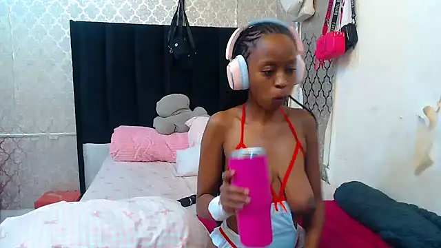 SexyPetitex25 online show from October 22, 8:58 pm