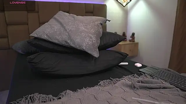 Julieth Rojas online show from April 11, 6:30 am