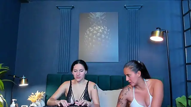 Snapshot of aliceandsia chatting on September 13, 4:09 am aliceandsia online show from September 13, 4:09 am