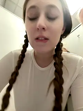 Snapshot of FroggyAnna chatting on October 9, 4:55 pm FroggyAnna online show from October 9, 4:55 pm