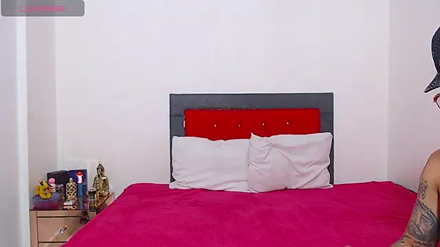 miawhithee online show from October 31, 6:39 am